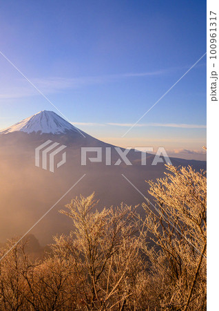 （山梨県）御坂山地・王岳より望む朝焼けの空と富士山の絶景 100961317