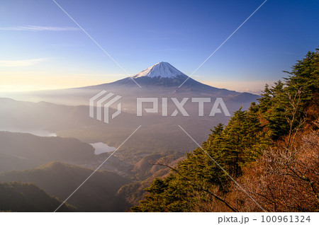 （山梨県）御坂山地・王岳より望む朝焼けの空と富士山の絶景 100961324