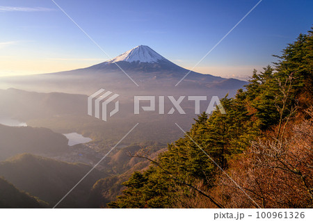 （山梨県）御坂山地・王岳より望む朝焼けの空と富士山の絶景 100961326