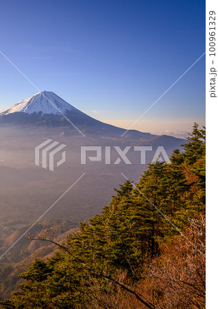 （山梨県）御坂山地・王岳より望む朝焼けの空と富士山の絶景 100961329