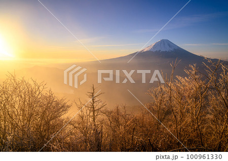 （山梨県）御坂山地・王岳より望む朝焼けの空と富士山の絶景 100961330