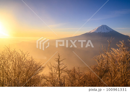 （山梨県）御坂山地・王岳より望む朝焼けの空と富士山の絶景 100961331