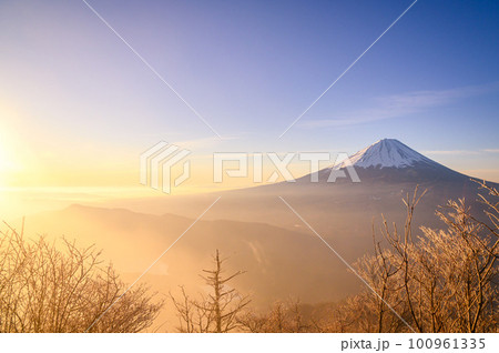 （山梨県）御坂山地・王岳より望む朝焼けの空と富士山の絶景 100961335