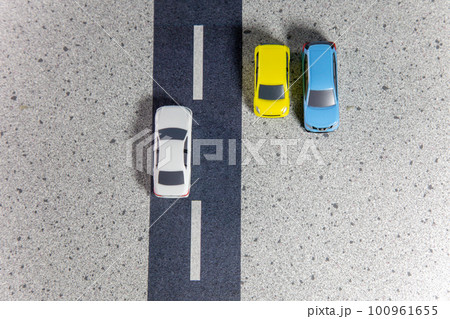 道路と自動車のミニチュア 100961655