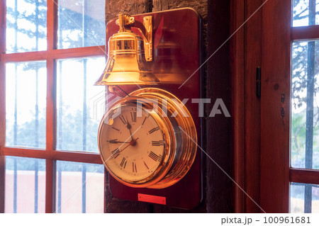 窓際で日差しを受けて輝く金色の時計 窓際で日差しを受けて輝く金色の時計 100961681
