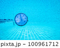 20℃を指すプールの水温計 100961712