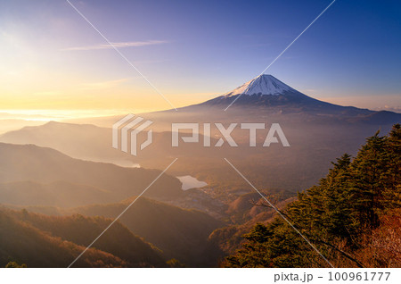 （山梨県）御坂山地・王岳より望む早朝の富士山と山並みの絶景 100961777
