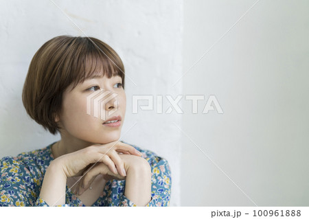 ショートヘアの若い女性　悩む　考える　イメージ 100961888