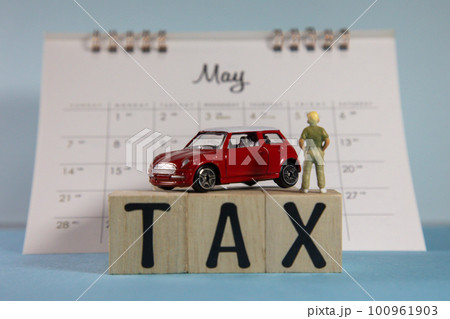 5月のカレンダーと自動車　自動車税のイメージ 100961903