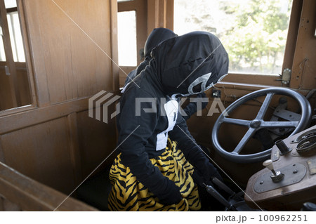 電車を乗っとった悪役の女の子 電車を乗っとった悪役の女の子 100962251