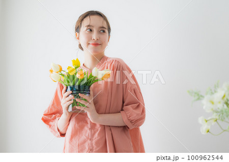 チューリップの花瓶を持つ女性 チューリップの花瓶を持つ女性 100962544