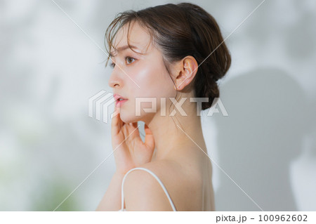 若い女性のビューティーイメージ 100962602
