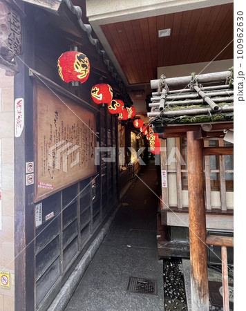 道頓堀のレトロな小路  浮世小路 100962630