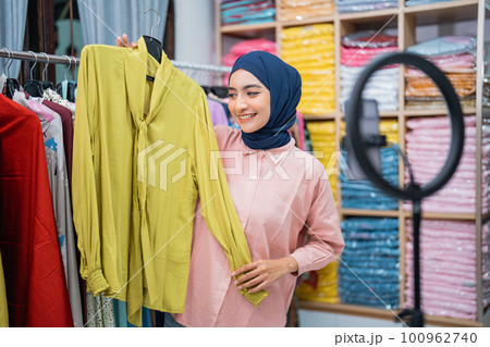 woman reviewing fashion product and doing live selling session 100962740