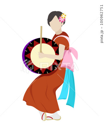 太鼓を持って岩手のさんさ踊りをする女性 100962751