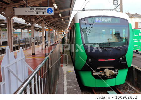 発車を待つ静岡鉄道のA3000形車両(新清水駅) 発車を待つ静岡鉄道のA3000形車両(新清水駅) 100962852