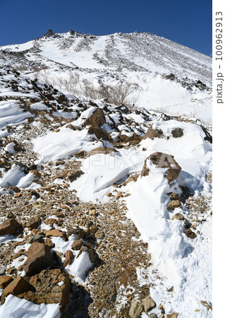栃木県 那須 茶臼岳の残雪期 100962913