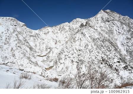 残雪期の栃木県 那須岳 登山道からみた朝日岳 100962915