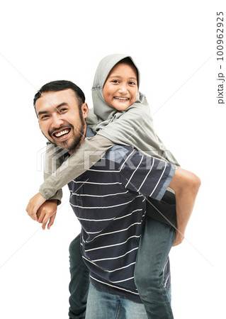 father carry her daughter on piggyback ride father carry her daughter on piggyback ride 100962925