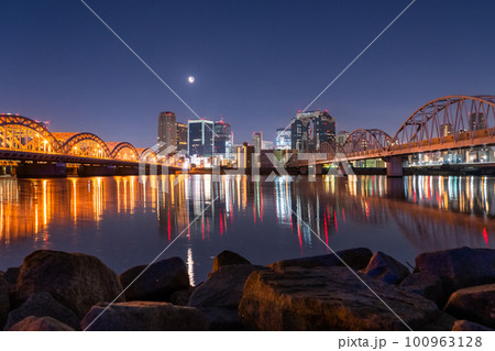《大阪府》大阪中心街の夜景・淀川河川敷の薄明 100963128
