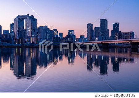 《大阪府》大阪中心街の夜景・淀川河川敷の薄明 《大阪府》大阪中心街の夜景・淀川河川敷の薄明 100963138