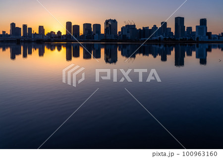 《大阪府》大阪中心街の夜明け・淀川河川敷 100963160