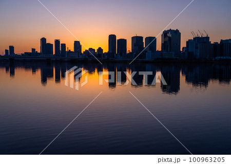 《大阪府》大阪中心街の夜明け・淀川河川敷 《大阪府》大阪中心街の夜明け・淀川河川敷 100963205