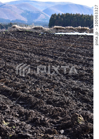 寒起こしした冬の畑 寒起こしした冬の畑 100963327