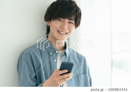 スマホを操作する若い男性 スマホを操作する若い男性 100963341