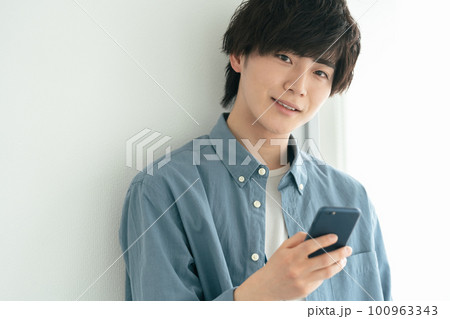 スマホを操作する若い男性 スマホを操作する若い男性 100963343