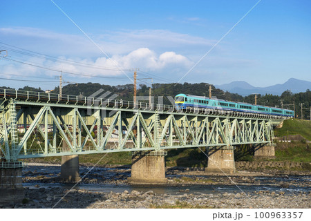 利根川の鉄橋を渡るニューなのはな 100963357