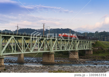 利根川の鉄橋を渡るDL重連レトロみなかみ号 100963358