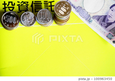 五千円札と並べられた各種硬貨、投資信託イメージ 五千円札と並べられた各種硬貨、投資信託イメージ 100963450