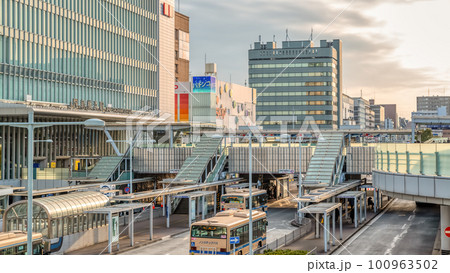 横浜の都市風景　新横浜駅北口　駅前バスロータリー 100963502