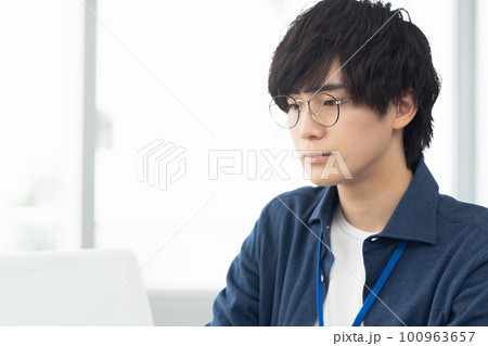 オフィスでパソコン操作するビジネスマン 100963657