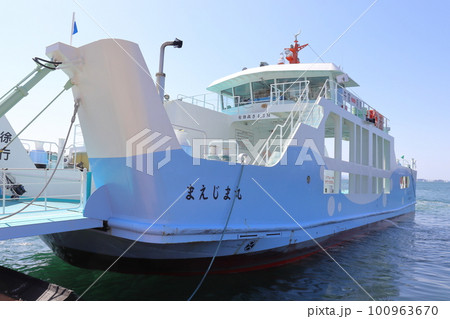 前島へ出港するために停泊中のフェリー 前島へ出港するために停泊中のフェリー 100963670