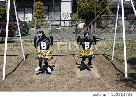 公園の遊具で遊ぶ悪役の女の子 公園の遊具で遊ぶ悪役の女の子 100963732