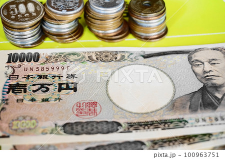 一万円札と並べられた各種硬貨、投資信託イメージ 一万円札と並べられた各種硬貨、投資信託イメージ 100963751