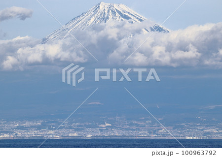 富士山の湧き水の源になる雨雲 100963792