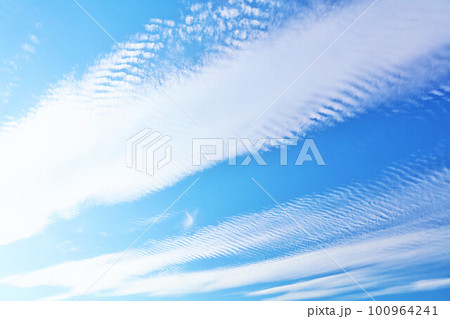 秋の青空と雲 秋の青空と雲 100964241