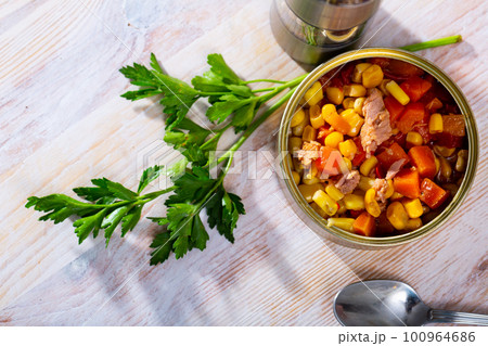 Canned Milanese salad with tuna 100964686