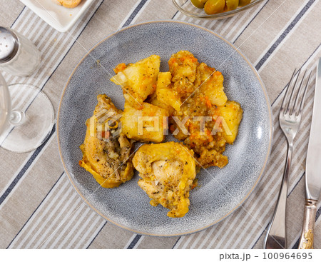Fresh portion of fried chicken with potatoes Fresh portion of fried chicken with potatoes 100964695