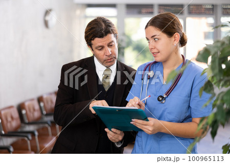 Man consults with a doctor about the diagnosis and treatment of disease 100965113