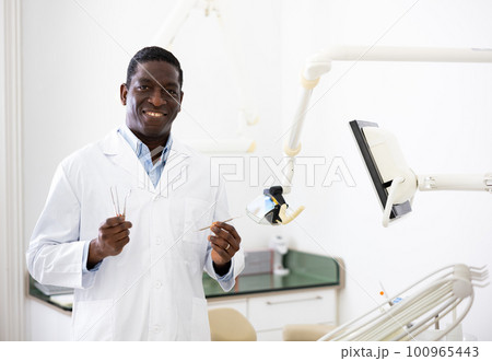 Portrait of positive male dentist 100965443
