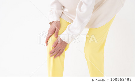 膝痛に悩む高齢女性 膝痛に悩む高齢女性 100965495