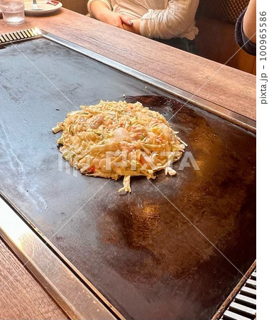 鉄板で焼く名店のお好み焼き 100965586
