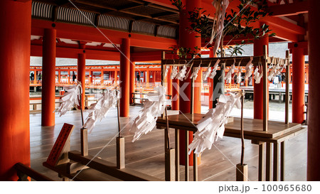 海風になびくお祓い用大幣 厳島神社 広島県の写真素材 [100965680] - PIXTA