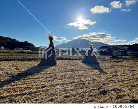 【長野県信濃町】北信濃のどんど焼きと遠くに見える黒姫山 100965764