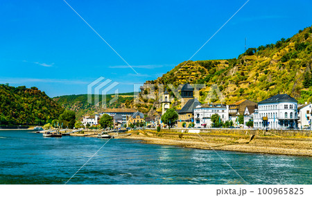 Sankt Goarshausen town in the Upper Middle Rhine Valley. UNESCO world heritage in Germany Sankt Goarshausen town in the Upper Middle Rhine Valley. UNESCO world heritage in Germany 100965825