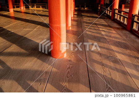 夕日差し込む厳島神社　広島県 100965861